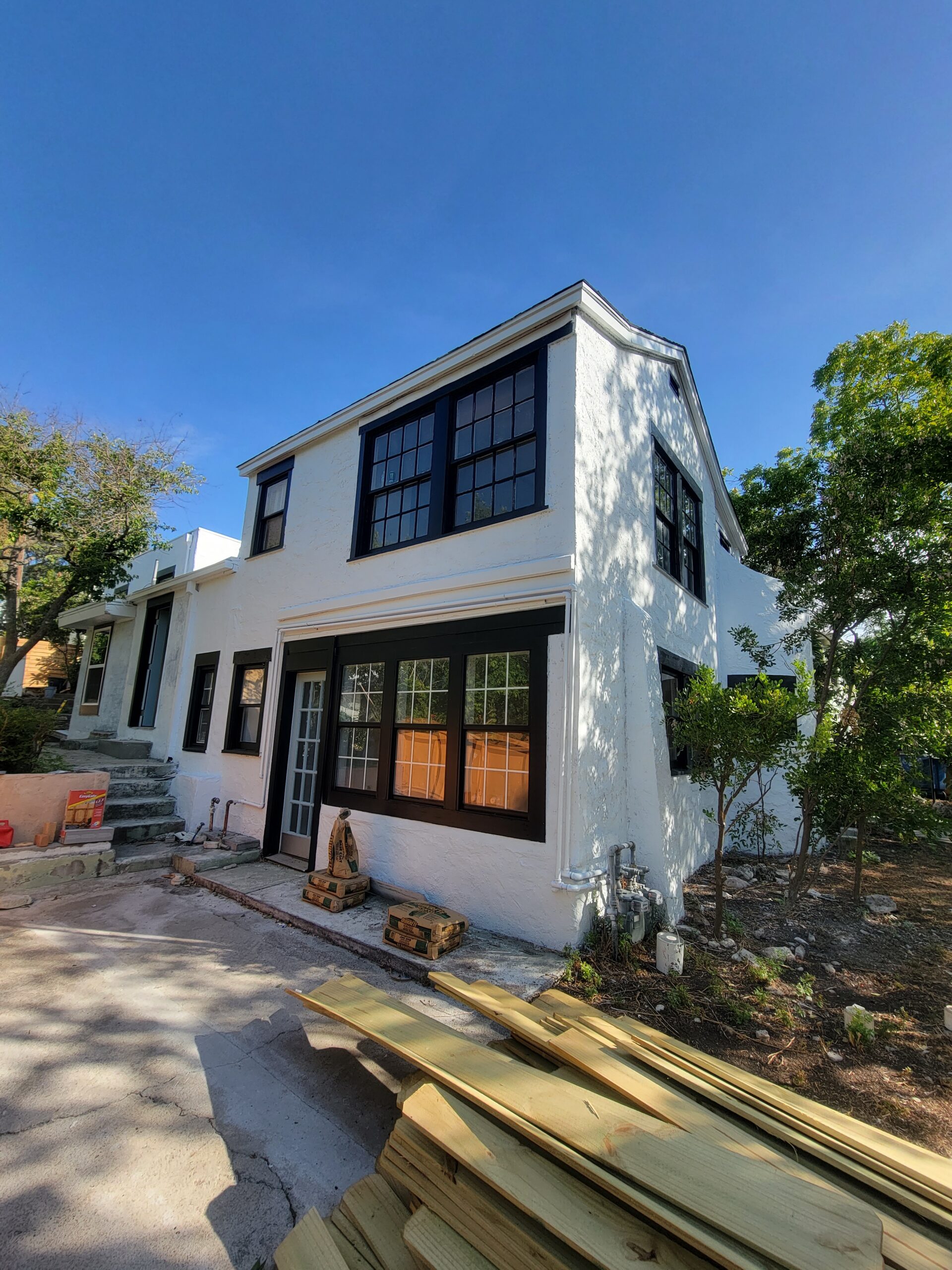 xperienced Austin TX remodeling contractor Cuatro Pilares completing exterior home remodel with updated paint, windows, and modern finishes